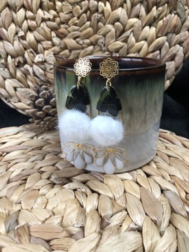 Boucles d'oreilles Inflorescence - pompon blanc, fleur noir, suspension fleur