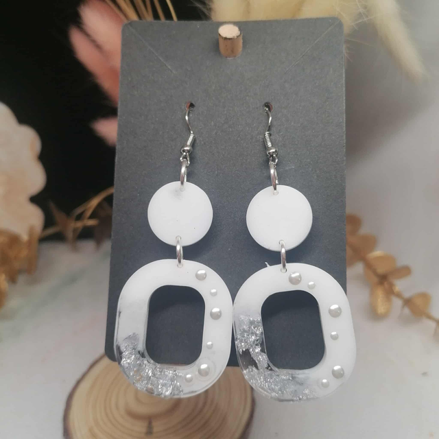 Boucles d’oreilles en résine époxy blanche – Feuille argentée &amp; perles blanches – Fait main