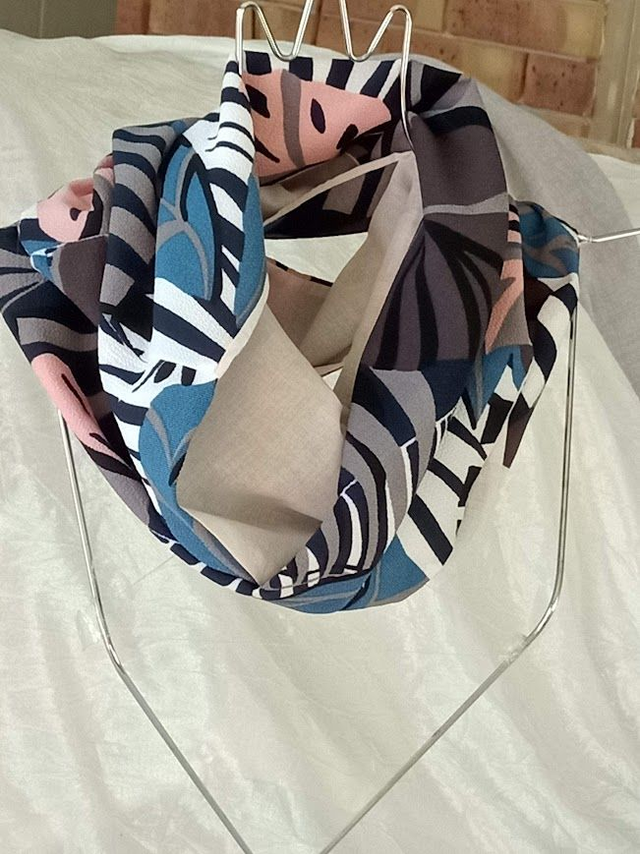 Snood d'été crêpe motif feuilles doublé voile de coton