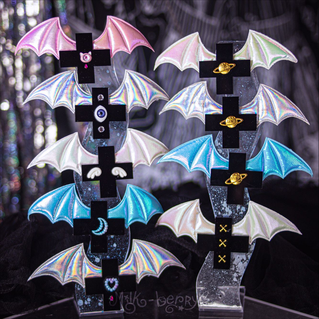 Pinces à cheveux Pastel Goth Croix Noire Ailée