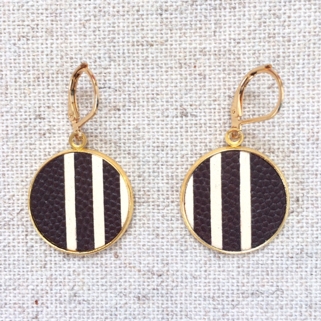 Boucles d’oreilles dormeuses dorées, support de cabochon avec marqueterie de cuir brun et crème 
