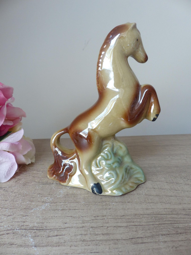 Statuette cheval cabré en porcelaine vintage – Fabriquée au Brésil, déco équitation bureau, ranch ou maison de campagne, collection équestre