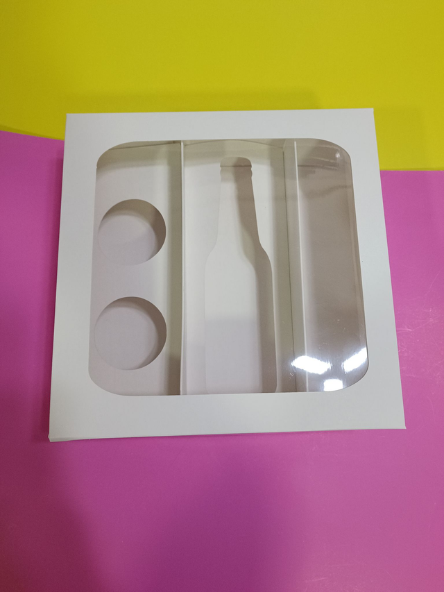 Caja para botella + Division y 2 Cupcakes