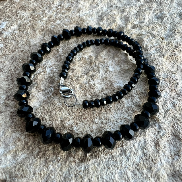 Collier dégradé de perles de verre noires 