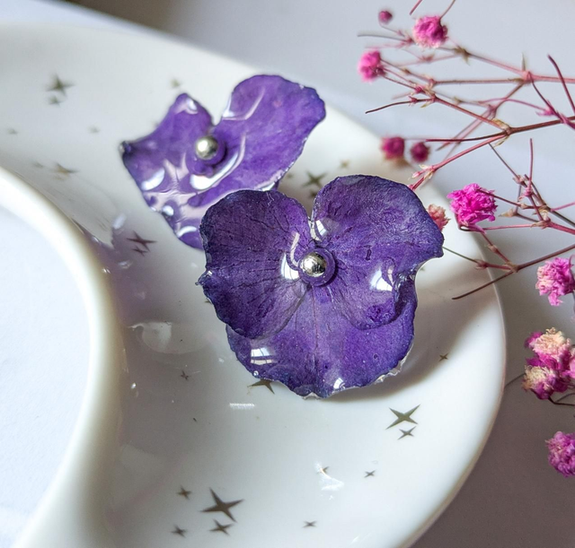 Pendientes de botón de hortensia morados