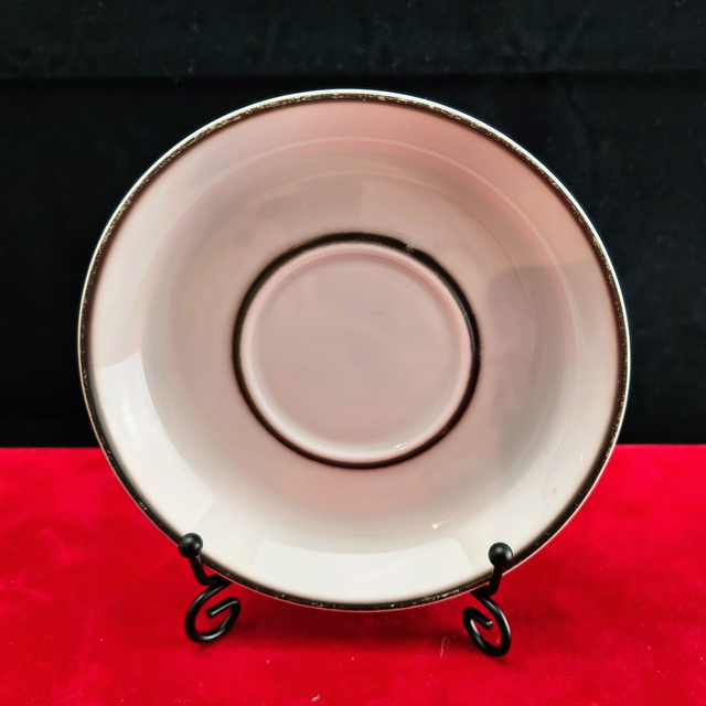 Thomas | Schotel (diameter 13,0 cm | hoogte 2,7 cm) met 'Scandic Shadow' ontwerp in witte en bruine kleuren | Vintage