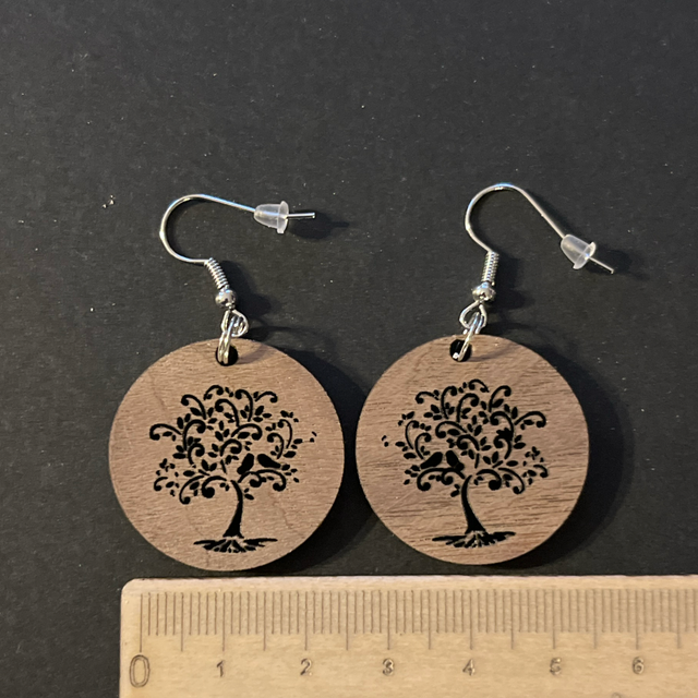 Les oiseaux cachés en noyer 