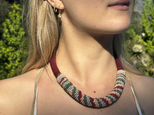 Collar zulu mostacilla burdeo 