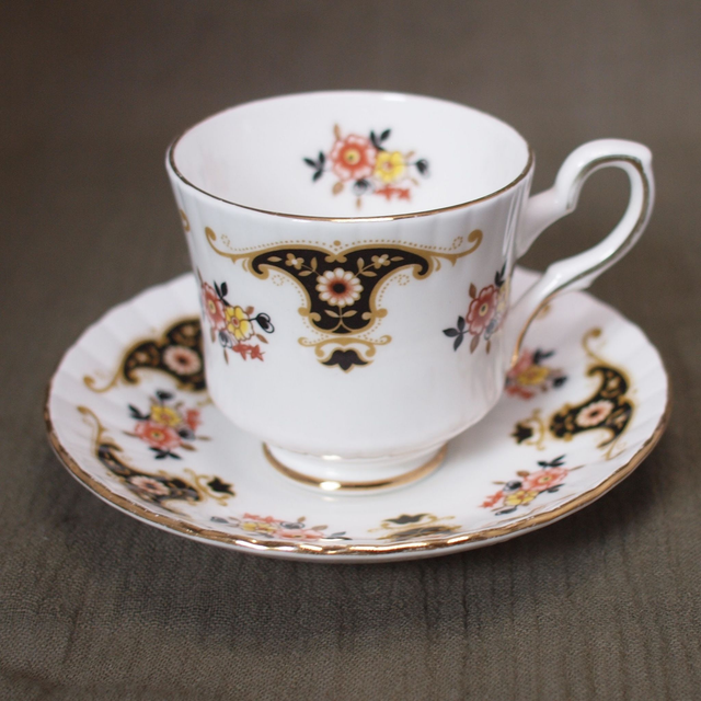 Balmoral | (Dames)kop ( diameter 7 cm | hoogte 7,5 cm) en schotel (diameter 14 cm | hoogte 2 cm) &#039;Rijk Gebloemd&#039; motief | Vintage