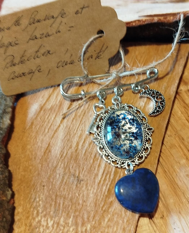 Broche lapis lazuli et carotte sauvage 