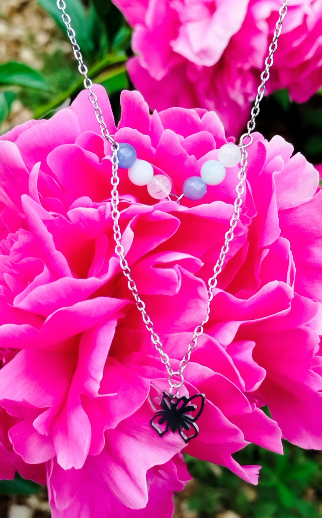 Collier acier inoxydable 42 cm agrémenté d'un pendentif "papillon" et de pierre naturelles amazonite, aventurine bleue et quartz tourmaline.