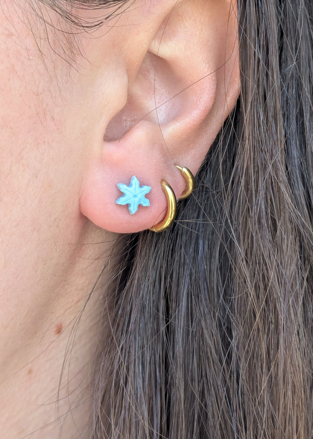 Boucles d'oreilles puces flocons de neige bleus