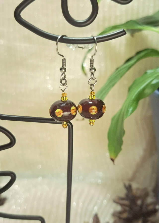 Yksityiskohtaisesti koristellut lamppuhelmikorvakorut