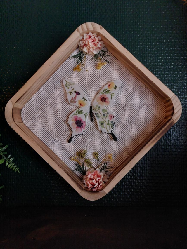Cadre fleurit avec un papillon 