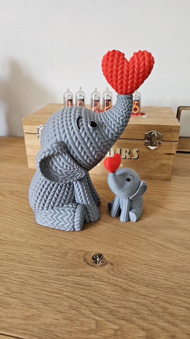 Duo d’éléphants en style tricot avec cœur rouge