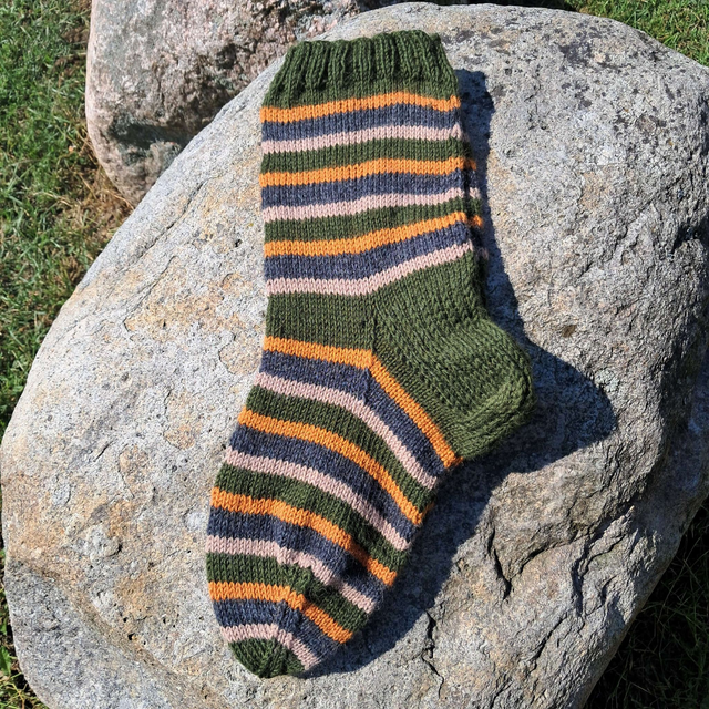 Vihreä raidalliset villasukat 45