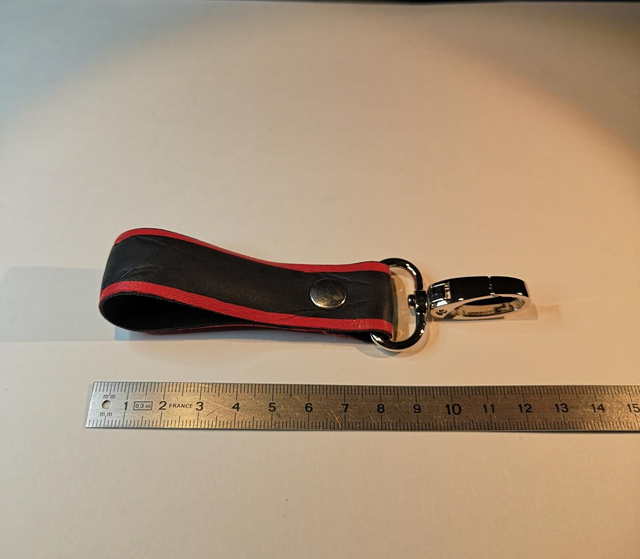 Porte-clés en pneu de course noir et rouge.