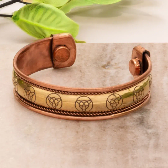 Bracelet jonc en cuivre d'un poids de ± 20 grammes, motif TRIKETRA