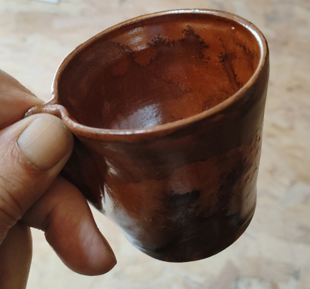 Lot de 2 petits pichets en céramique – grès émaillé bleu et brun – fait main – poterie artisanale – hauteur 7 cm