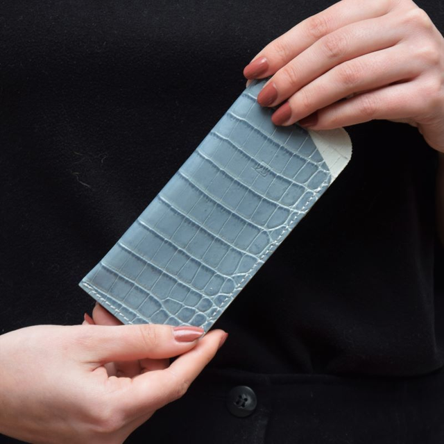 Etui à lunettes en cuir bleu croco