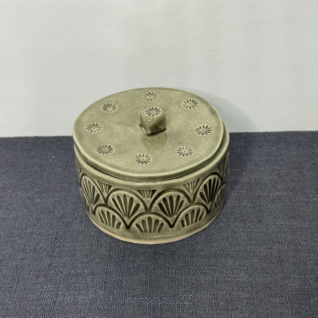 Short Lidded Vessel Smoke