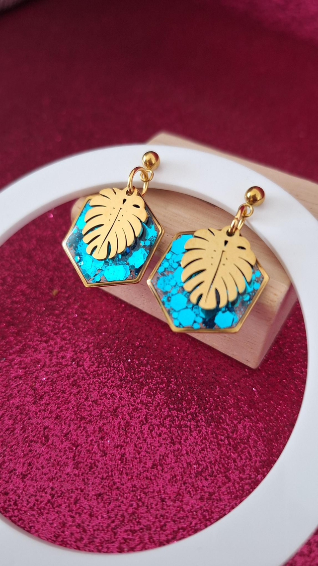 Boucles d'oreilles Monstera dorées paillettes bleues