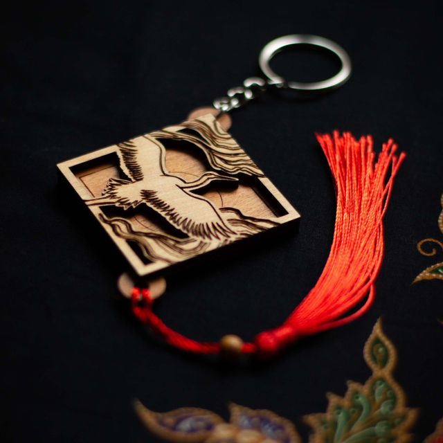 Porte-clés en bois gravé - Vol suspendu 