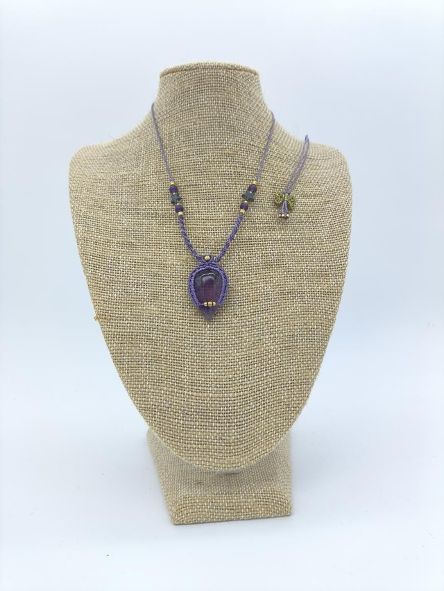 Collier léger en micro macramé avec améthyste trapiche 