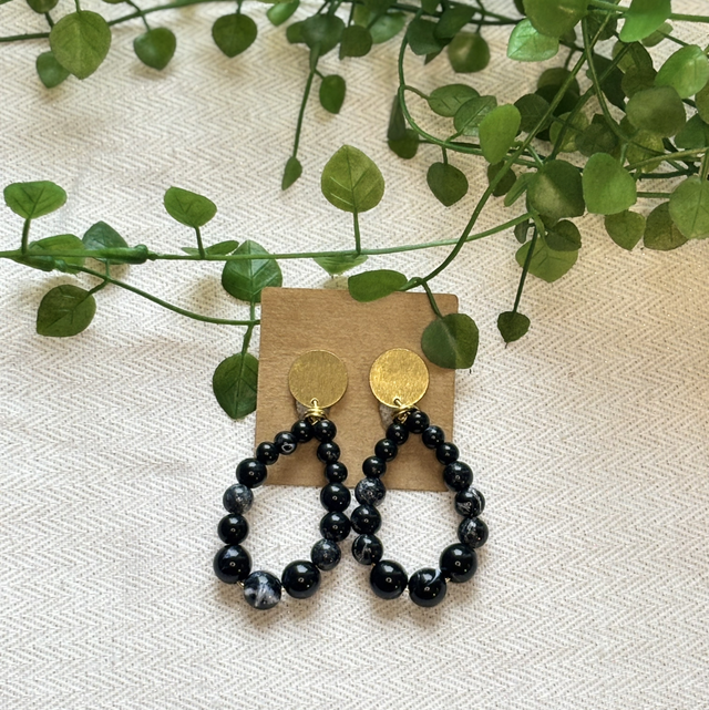Boucles d’oreilles perlées noires et dorées(marbrées) 