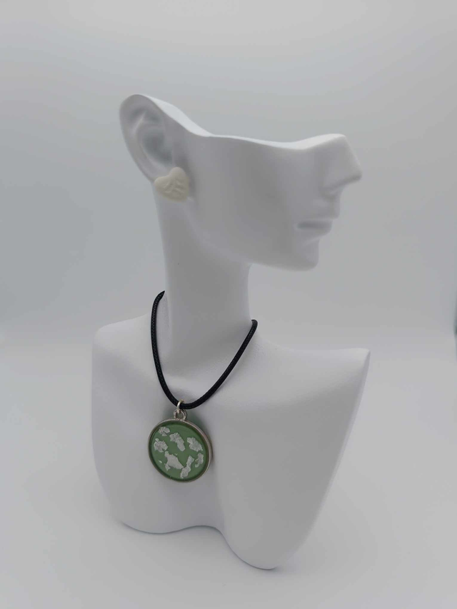 Collier serti en porcelaine froide et résine Rond