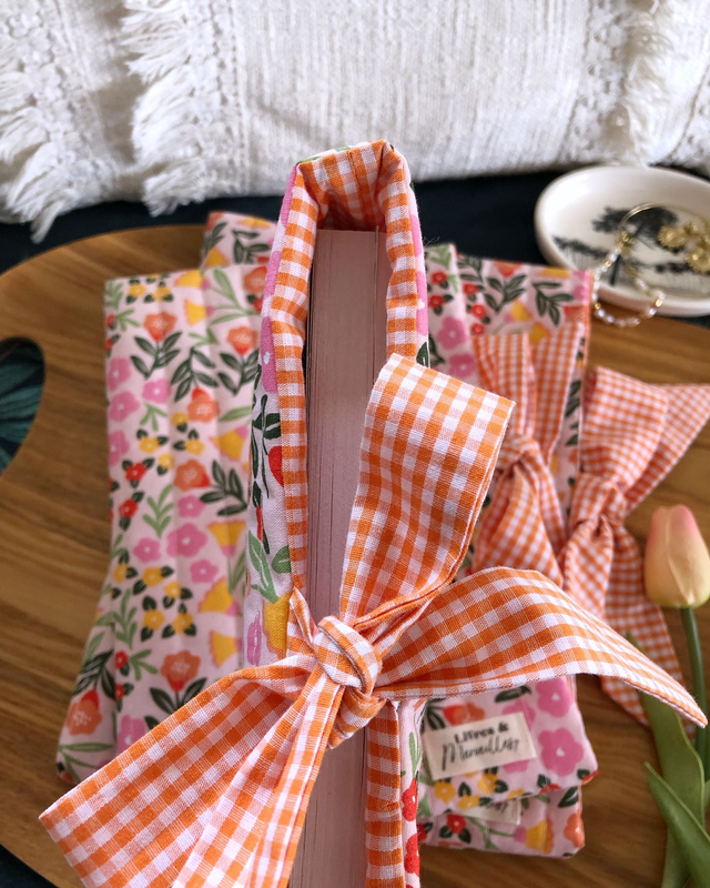 Pochette à livres Flora - ouverture latérale avec nœud en vichy