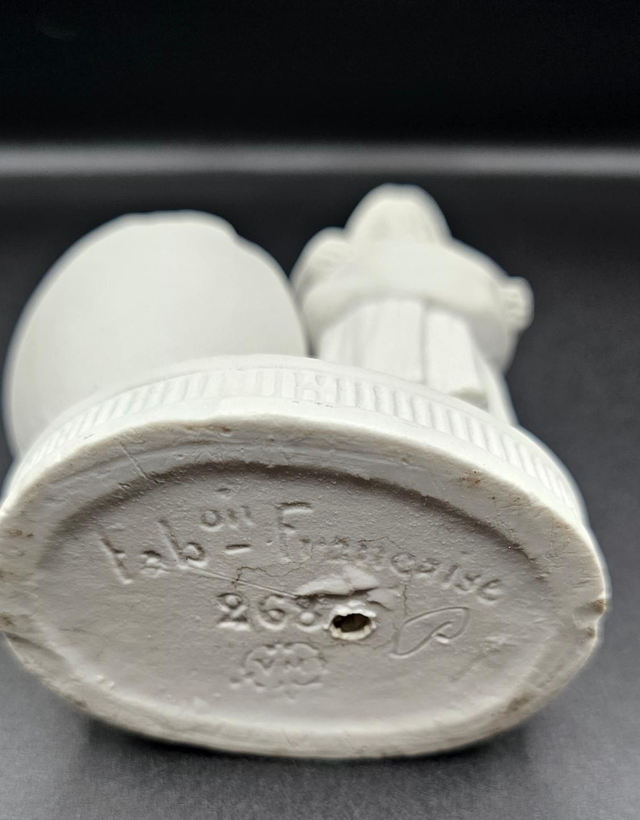 Adorable bouquetière en biscuit XIXÈME