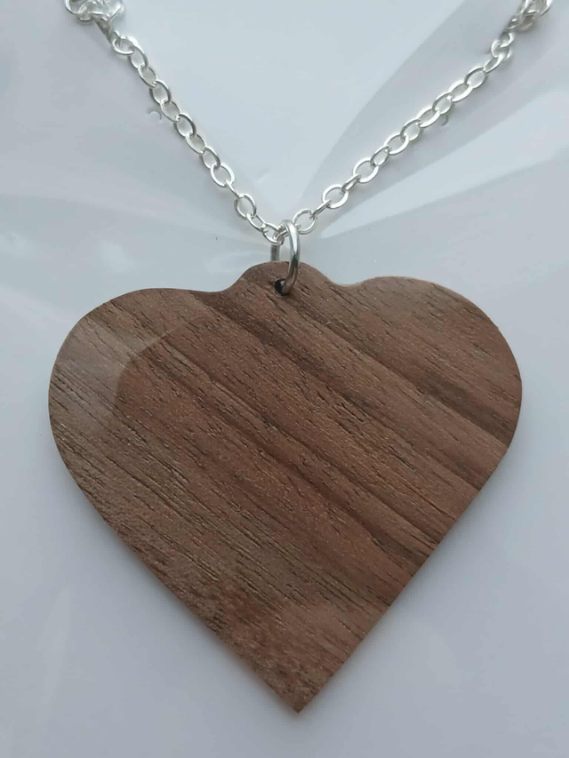 Pendentif cœur en noyer – bijou artisanal en bois