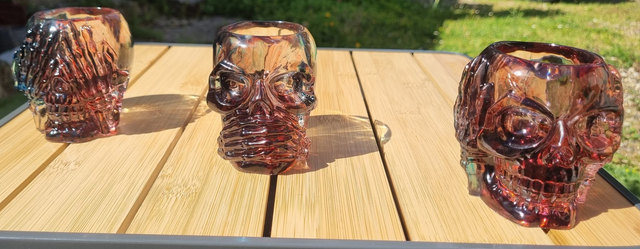 Têtes de morts rouge et bleu