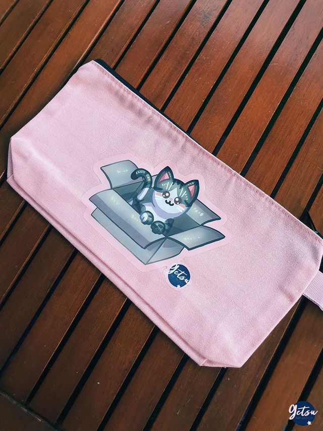 Trousse rose et chat tigré et blanc