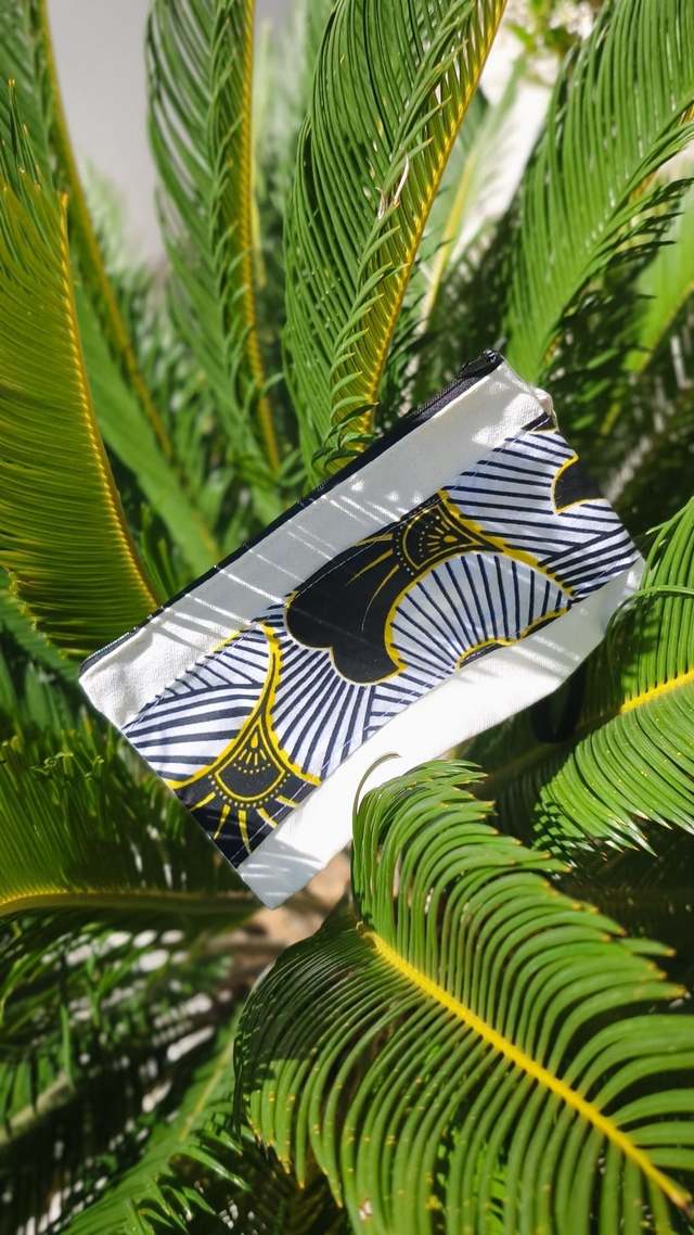 Pochette fleur de mariage noir et blanc