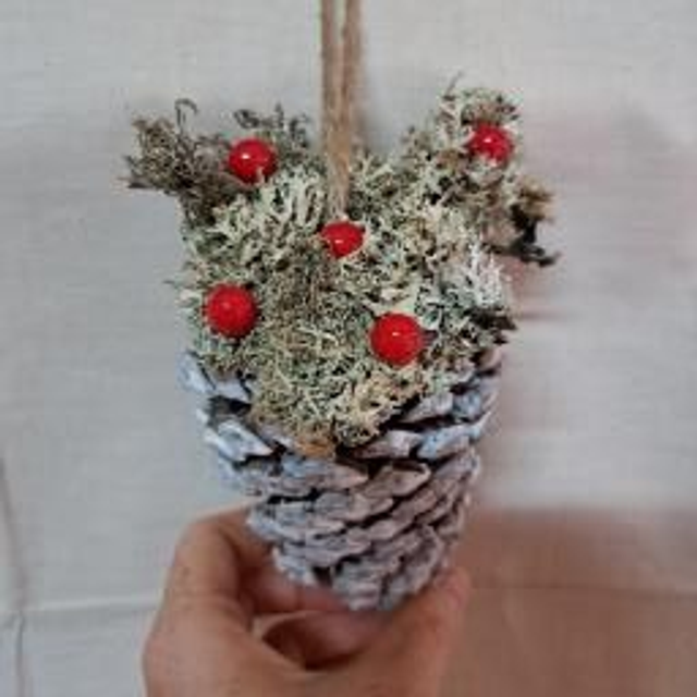 Décoration naturelle de Noël : Pomme de pin givrée