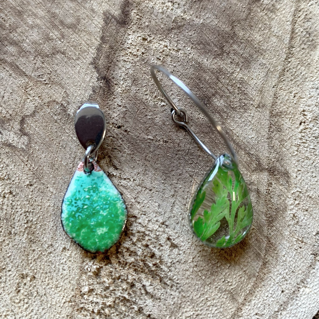 Vert Emeraude : boucles d'oreilles asymétriques (argentées) - Pièce Unique