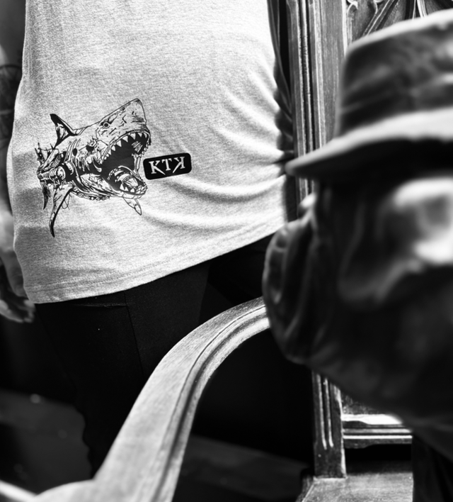 T-Shirt « Shark Metalic » - Édition 🍂- Gris - taille S - Bas droit 