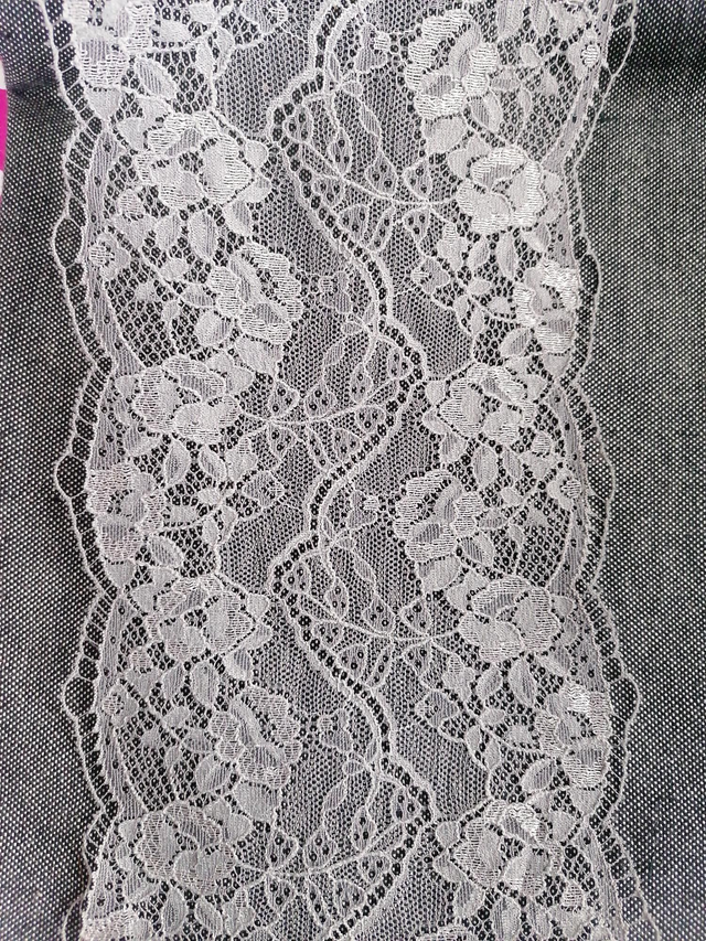 Dentelle grise clair