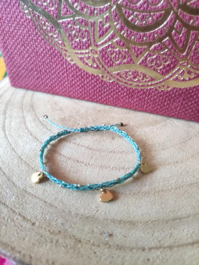 Bracelet fin vert d'eau avec coeurs et perles 