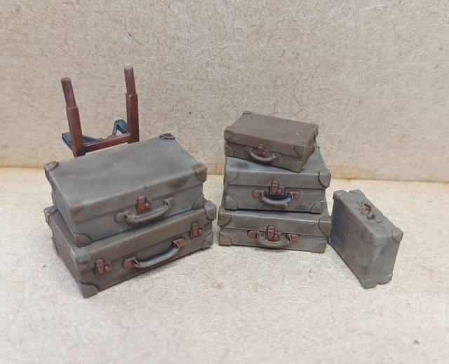 Assorted luggage / suit cases 7mm scale / 0 gauge