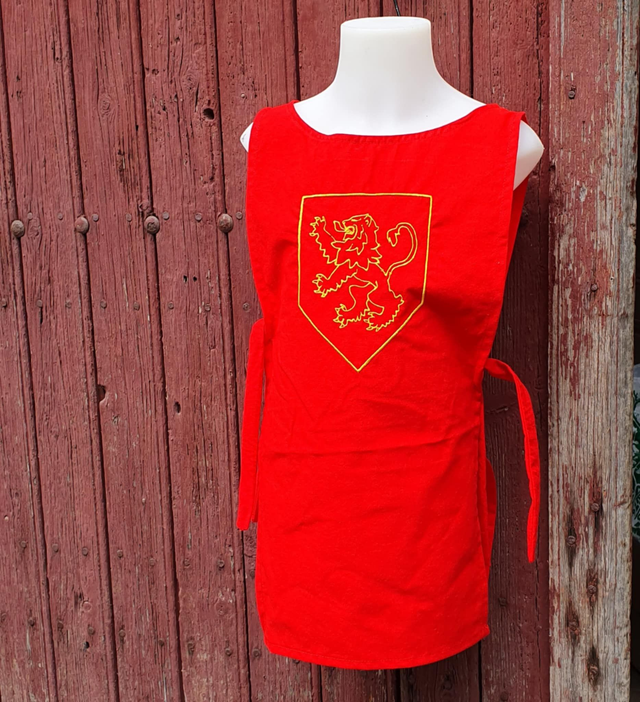 Tabard de chevalier médiéval pour enfant en coton rouge brodé lion