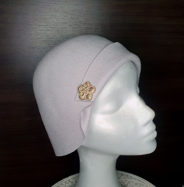 Cloché sombrero fieltro lana gris malva boton flor 1920 Mae
