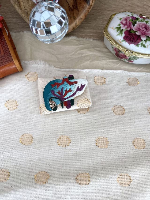 Broche brodée foie dégradé bleu