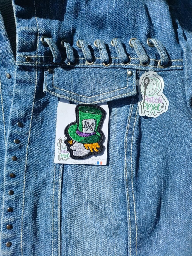 Chapelier fou Alice aux pays des merveilles écusson brodé 