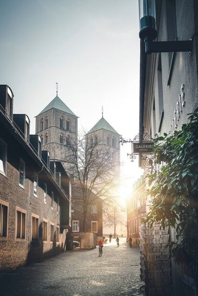 Gasse mit Blick zum Dom