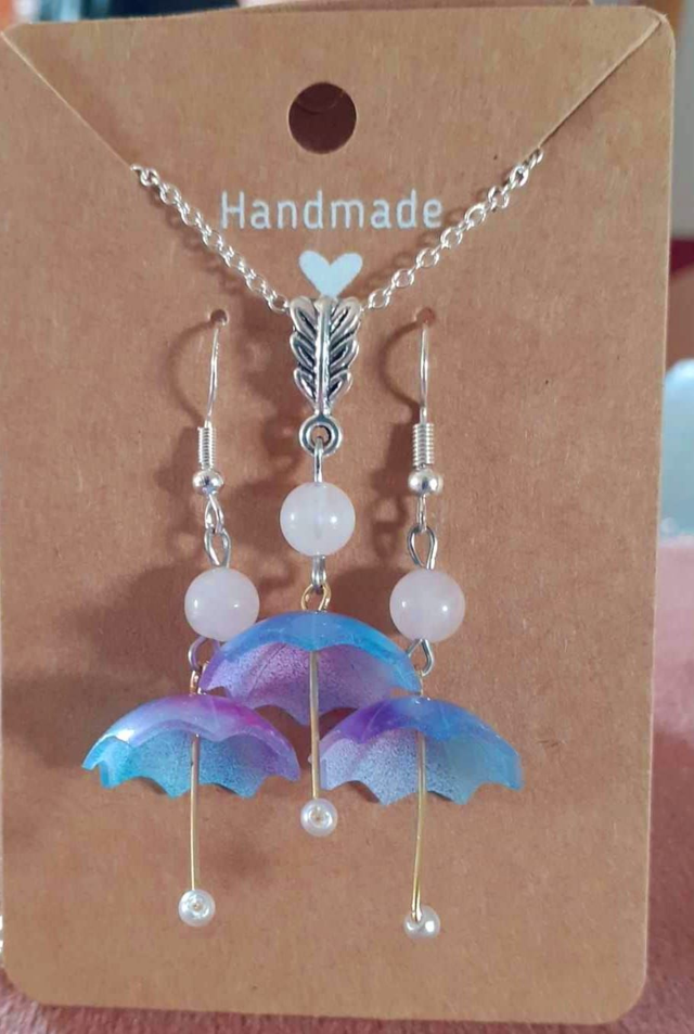 Parure parapluies bleus collier et boucles d'oreilles avec quartz rose