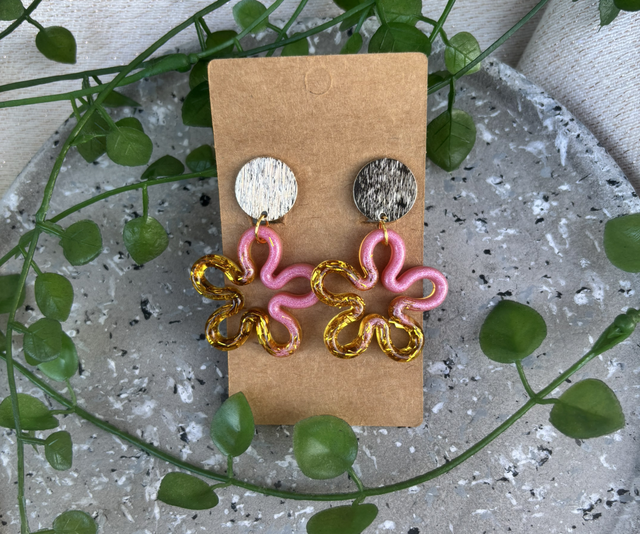 Boucles d’oreilles résine roses dorées à paillettes 