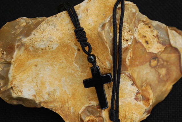 Collier croix en obsidienne
